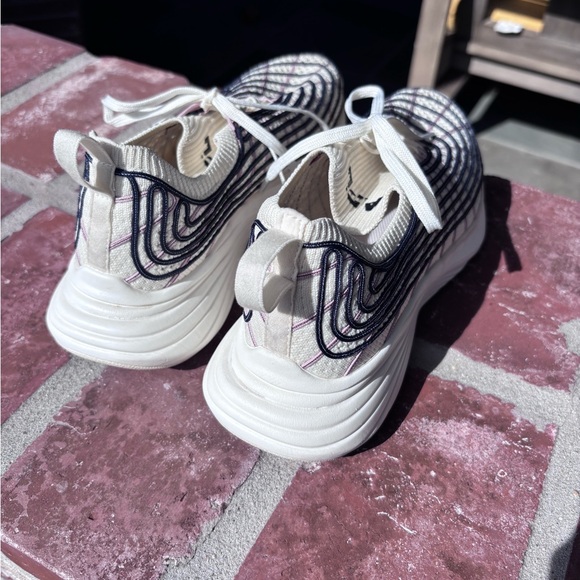 EUC APL Techloom Running Shoes. Stylish Cream Patterned Sneakers. Size 7.5 - Picture 3 of 9